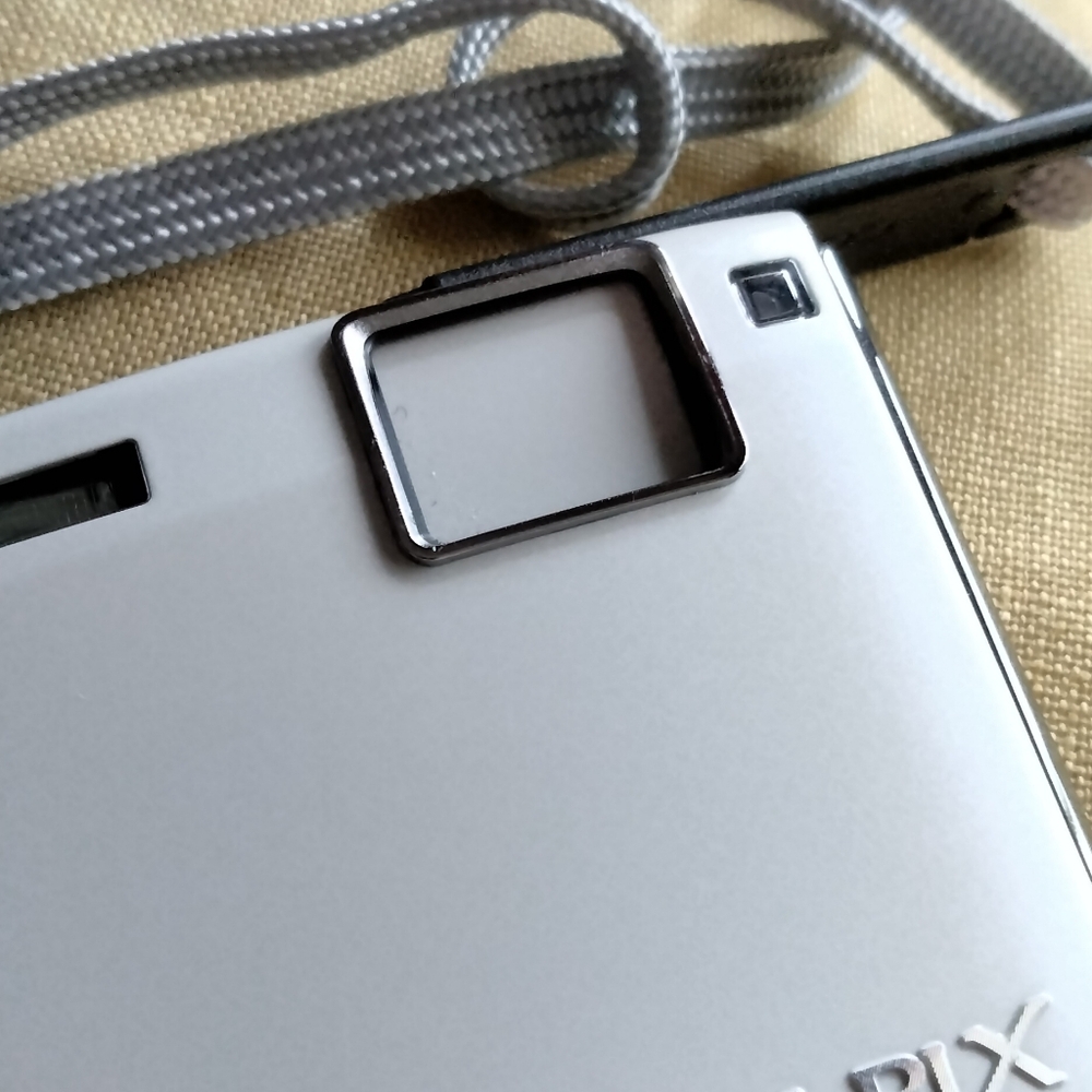 Nikon COOLPIX S60 Silver Digital Camera with Accessories - Picture 11 of 15